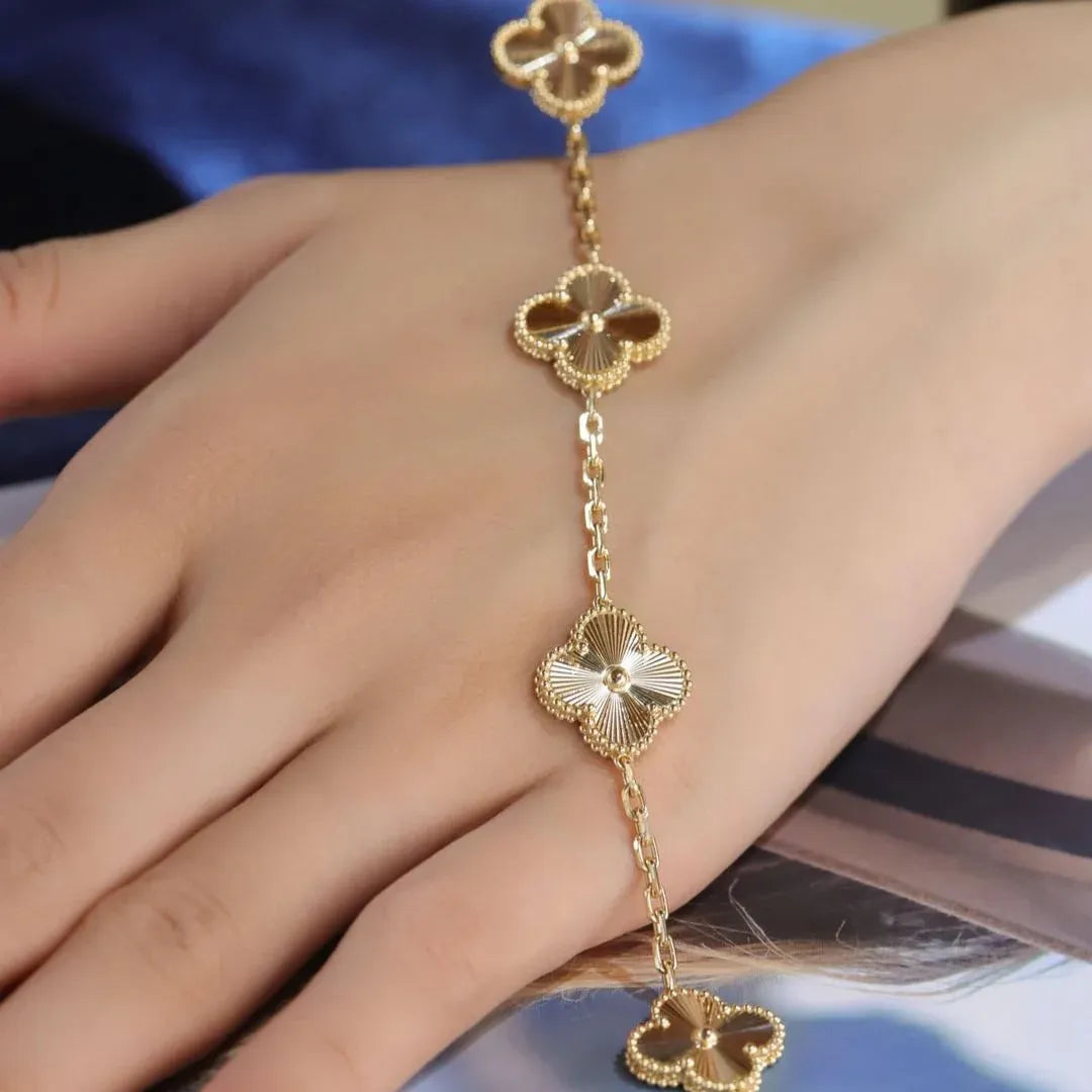 Pulsera Trébol Baño de Oro 18K – Buena Suerte, Elegancia y Estilo