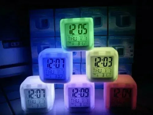 Despertador LED RetroGlow con Iluminación 7 Colores - Tiendas La Gran Latina